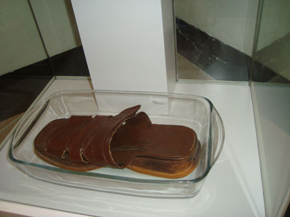 نعال العراقي ابو تحسين يعرض في متحف داخل العراق (مصور)