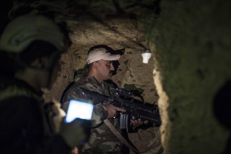 بالفيديو.. لحظة اعتقال قيادي بـ"داعش" الارهابي مختبئ "تحت الارض"