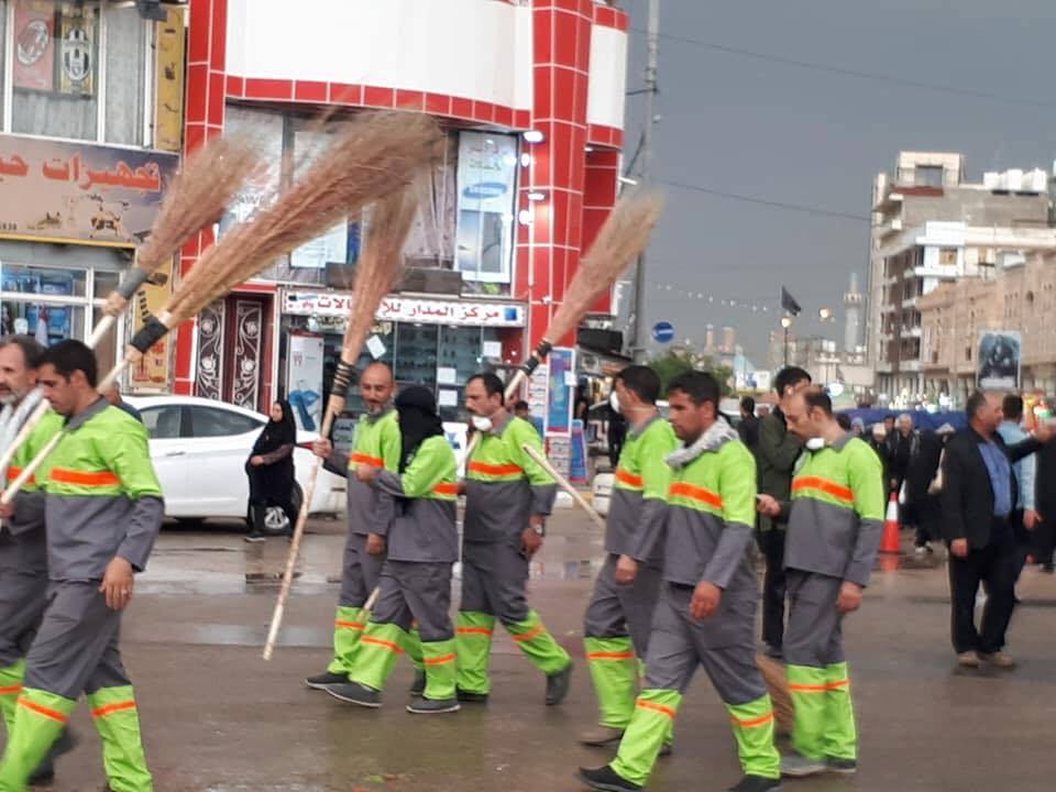 مهندسون واساتذة جامعات ومسؤولين في الحكومة الايرانية  يتطوعون للمساهمة في تنظيف شوارع كربلاء خلال زيارة الاربعين
