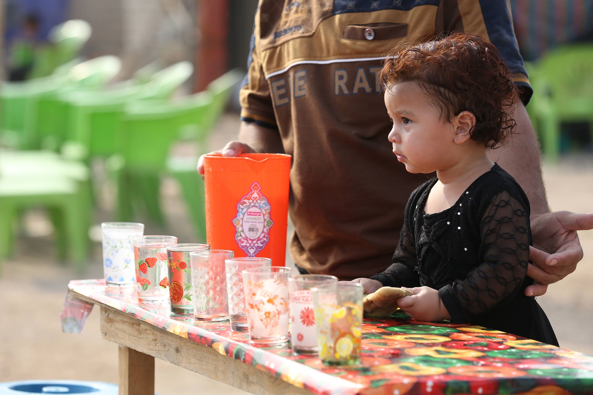 بالصور:حكايات اثناء المسير الى كربلاء ..كرم  يُنثر على زائري الإمام الحسين (عليه السلام)