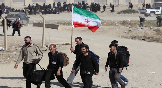 بالصورة:صاحب موكب عراقي يطعم زائرا ايرانيا بيده