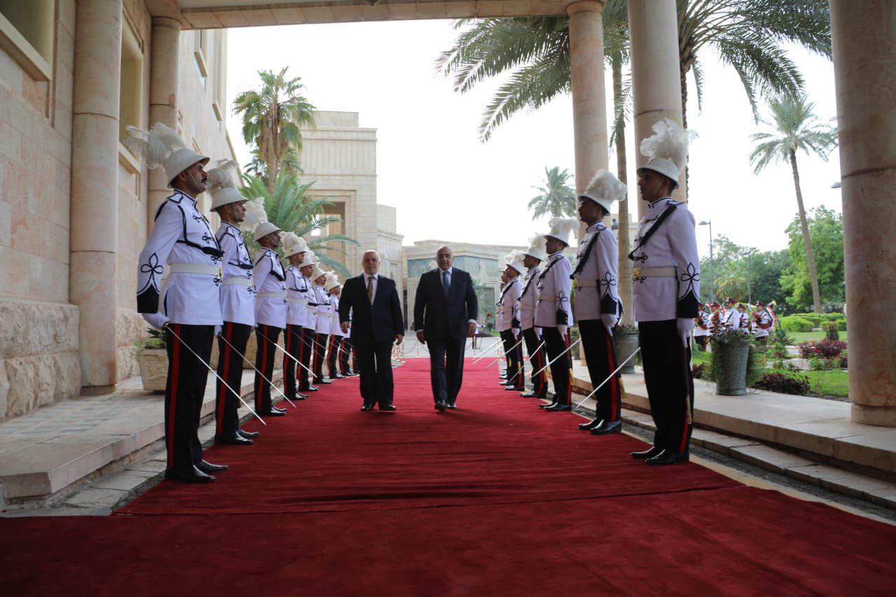 بالفيديو.. مراسم استلام وتسليم بين رئيس الوزراء عادل عبد المهدي ورئيس الوزراء السابق حيدر العبادي