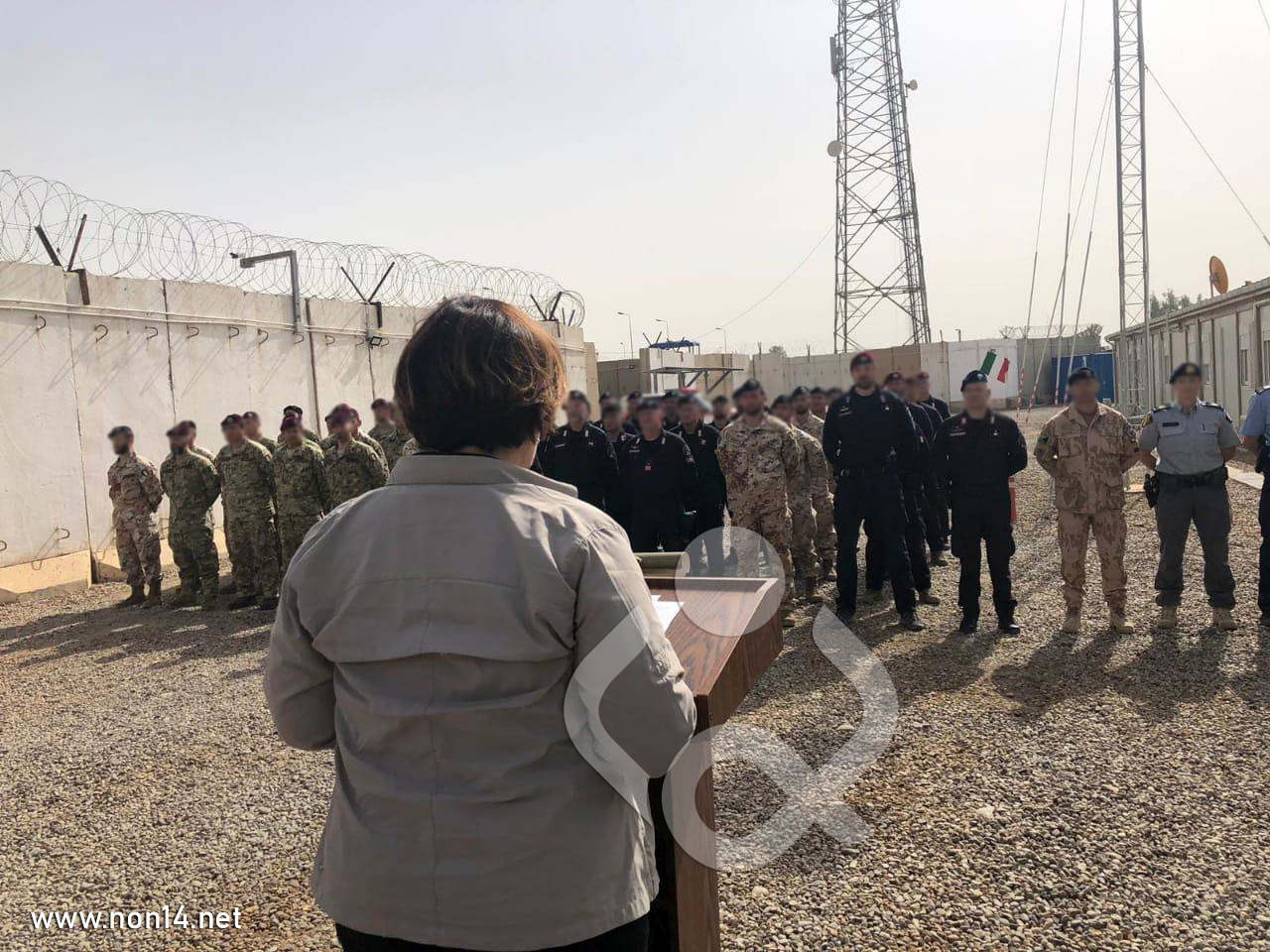 بالصور.. وزيرة الدفاع الايطالية تزور معسكراً بالقرب من مطار بغداد الدولي