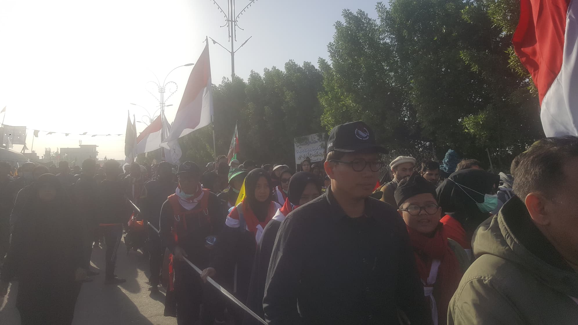 بالصور:زوار اندنوسيين يشاركون في زيارة الاربعين