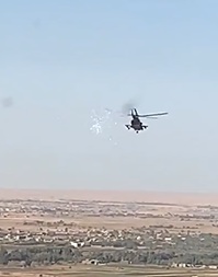 بالفيديو ..  طيران الجيش يلقي منشورات في الانبار