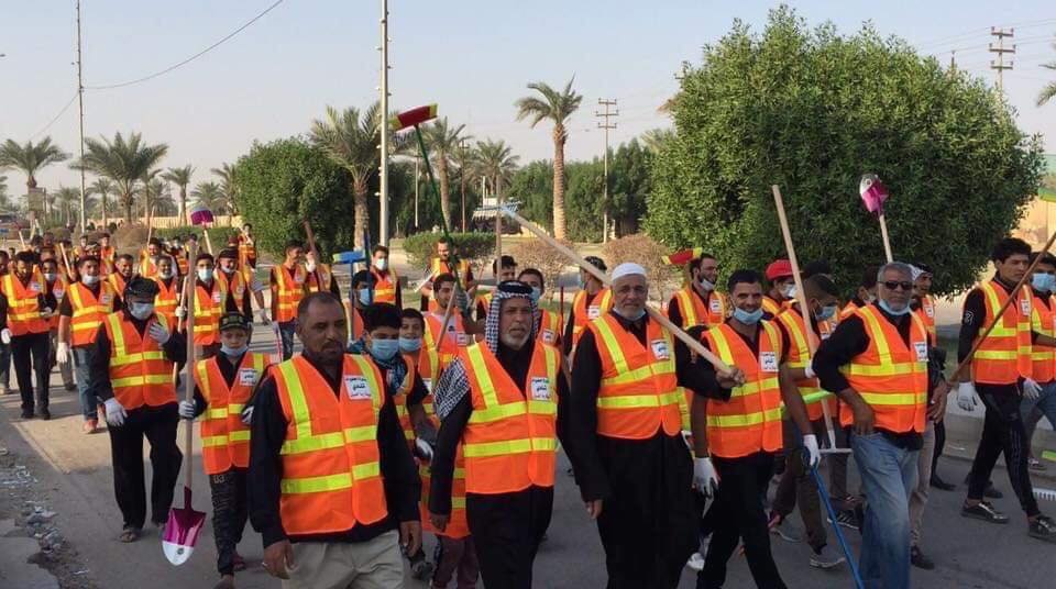 بالصور:عشيرة عراقية تشمر عن ساعدها وتساهم بنتظيف شوارع كربلاء بعد زيارة الاربعين