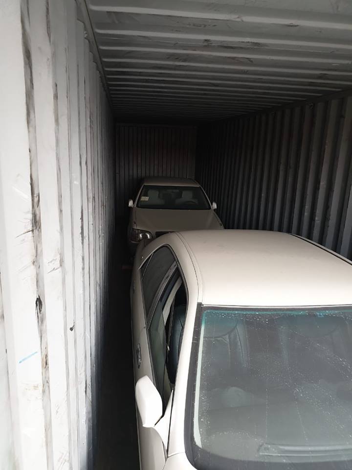 الكمارك : ضبط سيارتين مخفية داخل حاوية في ام قصر الشمالي