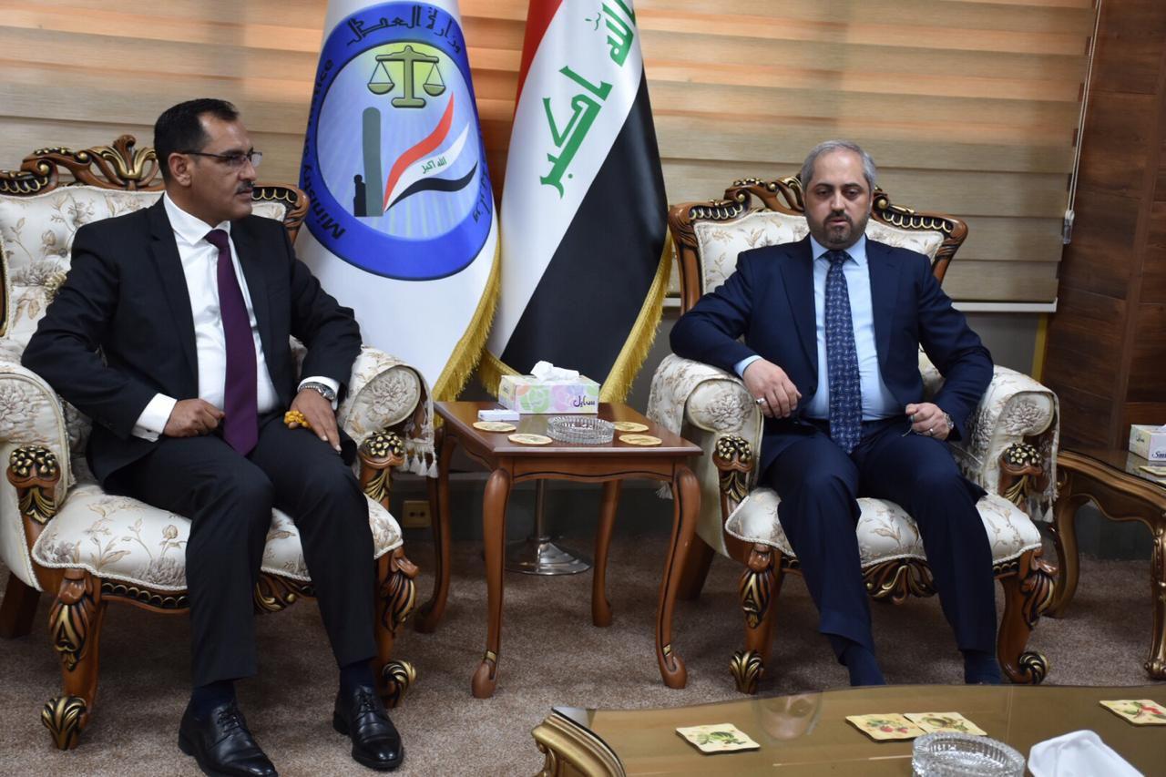 بالصور .. وزير الصناعة يتسلم مهام وزارة العدل وكالة