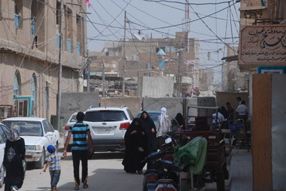 اهالي منطقة العباسية الشرقية في مركز كربلاء :منطقتنا اصبحت معتقلا كبيرا بسبب الحواجز الكونكريتية (مصور)