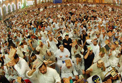 المؤمنون يحيون ليلة القدر عند مقام الامام الحسين عليه السلام في كربلاء(مصور)