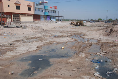 منطقة في كربلاء تعيش بين طفح المجاري واهالي المنطقة يتهمون المقاول ويحذرون من ظهور امراض(مصور)