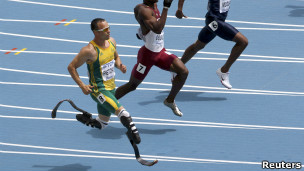 عداء مبتور الساقين يتأهل إلى نصف النهائي في بطولة العالم