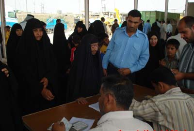 توزيع معونات مالية الى  350 عائلة مهجرة من ديالى الى كربلاء