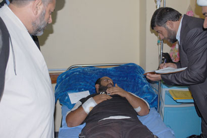 وفد من العتبتين المقدستين يؤازر عوائل شهداء وجرحى البصرة ويقدم اليهم هدايا مادية (مصور)