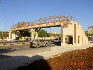 الموارد المائية تحيل تنفيذ (12) جسرا للمشاة