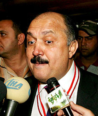 مشعان الجبوري يدرّب طاقم إعلامي ليبي لبث خطابات القذافي .