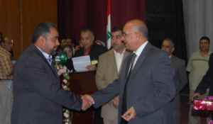 المؤتمر الوطني الثالث للتمريض..ووزير الصحة يقدم درع الوزارة الى العتبة الحسينية