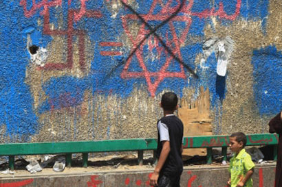 مصر تبنى جدارا خرسانيا أمام المبنى الذي تقع فيه السفارة الإسرائيلية