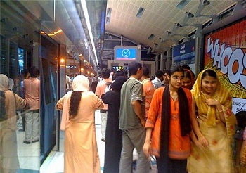 بسبب الفقر .. زوجان هنديان في الامارات يقتلان ابنتهما ثم ينتحران