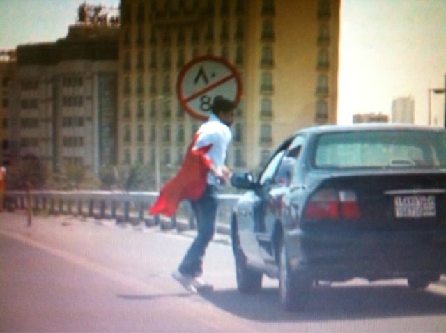 شاب يحمل علم البحرين يصل لدوار اللؤلؤة رغم الإنتشار الأمني والسلطات تفرج عن الاطباء المعتقلين +صورة