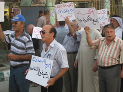 تظاهرة في كربلاء تجوب شوارع المدينة تطالب بتوفير فرص عمل وخدمات والقضاء على الفساد الاداري (مصور)