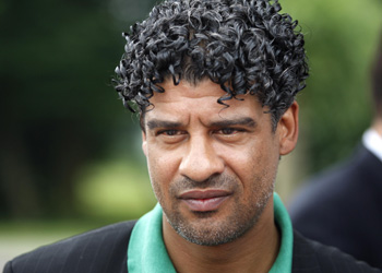 مدرب المنتخب السعودي يصل جدة ويتفاجأ لعدم وجود اي شخص لإستقباله