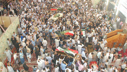 كربلاء تشييع شهدائها المغدورين بمنطقة النخيب وممثل المرجعية يؤم المصلين على جثامين الشهداء (مصور)