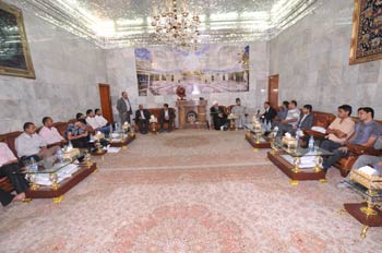 ممثل المرجعية العليا يطلع على مشاكل ابناء الشهداء ويطالب بضرورة تنفيذها