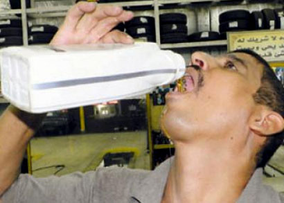 زيوت وشحوم السيارات وجبة أعتيادية لميكانيكي يمني