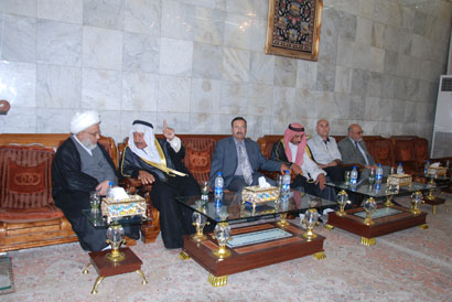 وفد من زعماء عشائر الموصل يزور كربلاء للتقديم التعازي بحادثة النخيب: الجريمة الدامية بالنخيب تمثل اجندات خارجية هدفها تخريب العراق