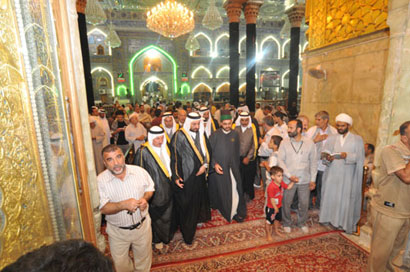 عشائر السادة الحديدية في نينوى يزورون مرقد الامام الحسين ويقدمون تعازيهم لاهالي ضحايا النخيب الدامية (مصور)