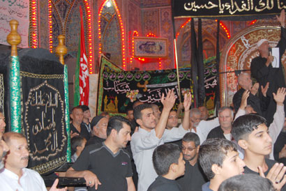 احياء ذكرى شهادة الامام الصادق بكربلاء والمعزون يطالبون الحكومة السعودية ببناء قبور ائمة البقيع