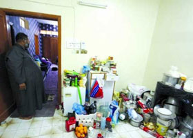 سعودي يبيع ملابسه لشراء طعام لأسرته