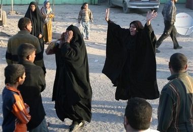 سيارة مفخخة تستهدف مجمع للمهجرين شرقي الموصل وابطال ثانية بنفس المكان