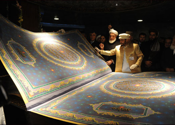 قيادات دينية شيعية في افغانستان تكشف عن اكبر مصحف في العالم بعد 5 سنوات من العمل