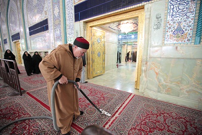 الدكتور محمد التيجاني السماوي يتشرف بزيارة وخدمة مرقد الامام الحسين عليه السلام (مصور)