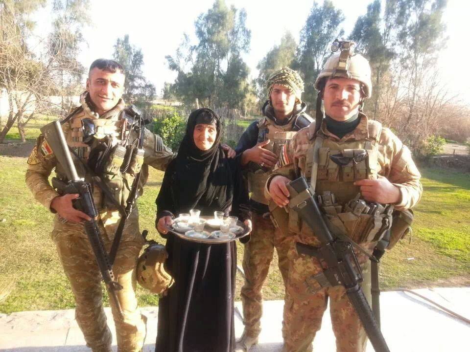 صورة خاصة لامراة من الانبار ترحب بالجيش العراقي بعد تحرير احدى مناطقها من عصابات داعش التكفيرية