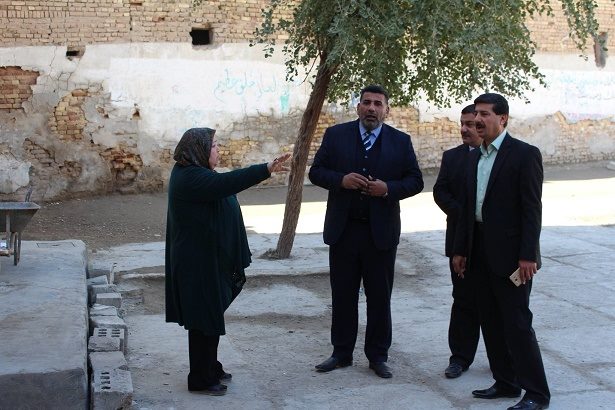 نقابة المعلمين في بابل توزع (1400) هديه و (70)خزان ماء و350 حاوية على المدارس (مصور)