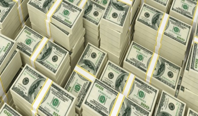 افشال محاولة تهريب آلاف الدولارات ومواد مخدرة الى العراق