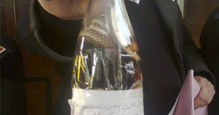 شخص يعثر على ثعبان داخل زجاجة مياه غازية