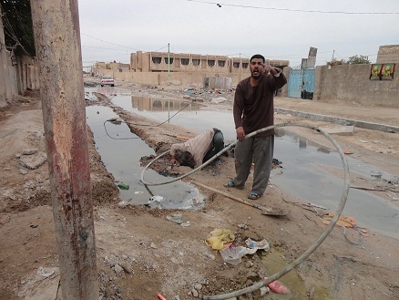 مياه آسنة تغطي مناطق في حي العامل تحولت الى طريق عدد من المدارس الابتدائية وبيوت المواطنين(مصور)