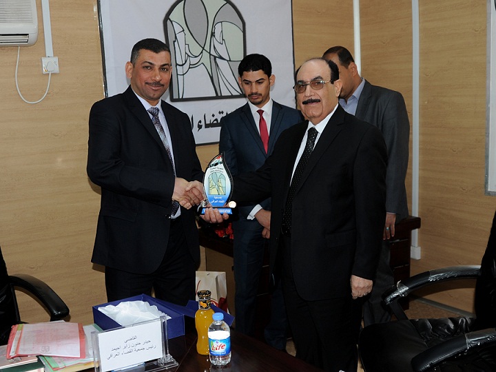 جمعية القضاء العراقي تكرّم قضاة وإعلاميين