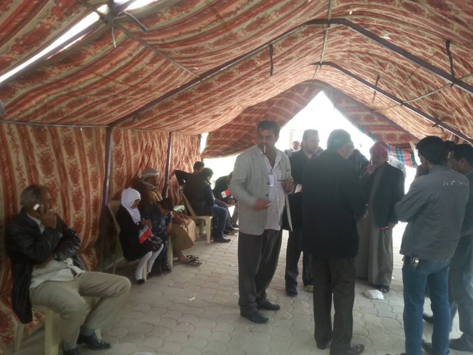 قوات امنية تقوم برفع  مخيم اعتصام المتظاهرين المطالبين بالغاء تقاعد البرلمانين في كربلاء ..ليلا