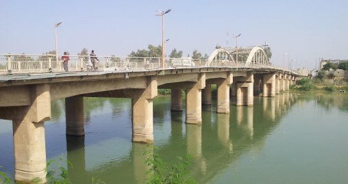 كربلاء:اشتباكات بالايدي بين سواق اجرة ومواطنين بسبب زيادة اسعار النقل في قضاء الهندية