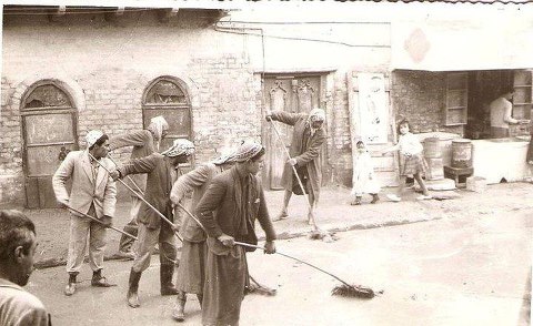 حملة عمل شعبي لنتظيف ازقة بغداد في خمسينات القرن الماضي