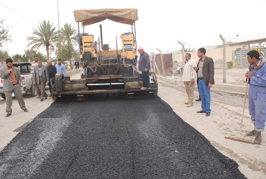 بلدية كربلاء المقدسة تقوم باكساء الشوارع وصيانة المطبات في مركز المدينة والاحياء