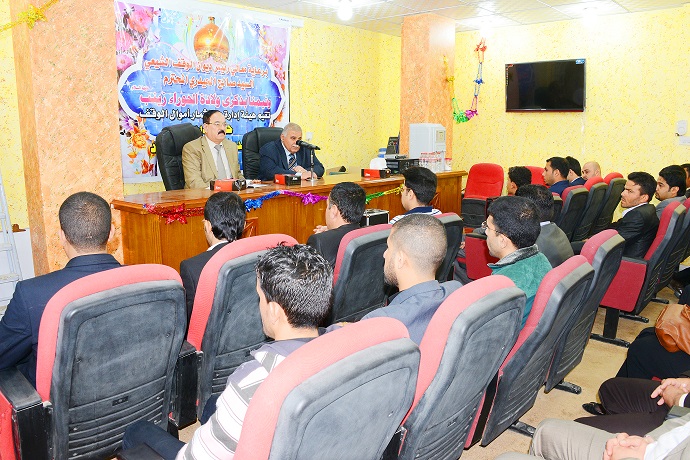 الوقف الشيعي يوزع المبالغ النقدية على المتزوجين الجدد والعوائل المتعففة.