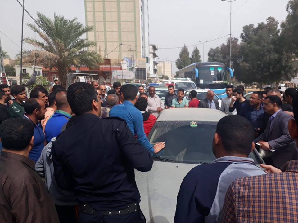 بالصور: قوة امنية تلقي القبض على "محتالين وبحوزتهما عملات مزورة" وسط كربلاء