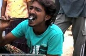 هندي يأكل الفحم مشتعلاً ليدخل غينيس