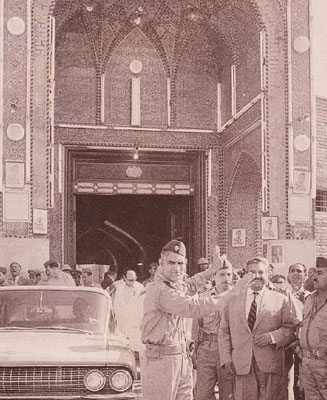 صورة نادرة لعبد الكريم قاسم وهو يزور مرقد ابي الفضل العباس عليه السلام في كربلاء